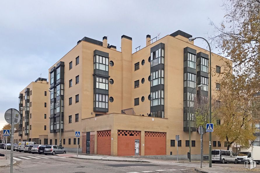 Local en venta en Calle Llanos de Escudero, 54, Ciudad Lineal, Madrid, 28017 con edificio, coche, cielo, ventana, rueda, bloque de torre, nube, arquitectura, condominio y árbol alrededor