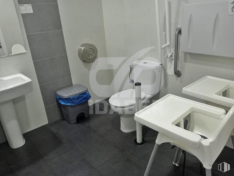 Retail for rent at Zona centro, Seseña, Toledo, 45223 with toilet, sink, property, plumbing fixture, mirror, bathroom sink, tap, purple, bathroom and interior design around