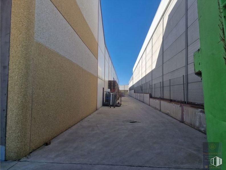 Nave en alquiler en Avenida Monte Boyal, Casarrubios del Monte, Toledo, 45950 con cielo, edificio, asfalto, superficie de la carretera, sombra, gris, madera, material compuesto, acera y fachada alrededor