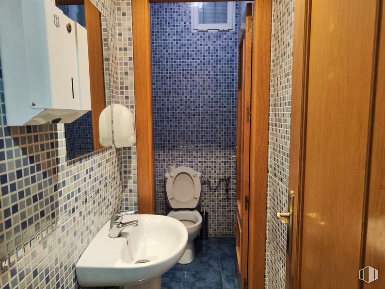 Retail for rent at Calle Rusia, San Blas - Canillejas, Madrid, 28022 with toilet, sink, tap, property, plumbing fixture, building, bathroom sink, purple, bathroom and interior design around