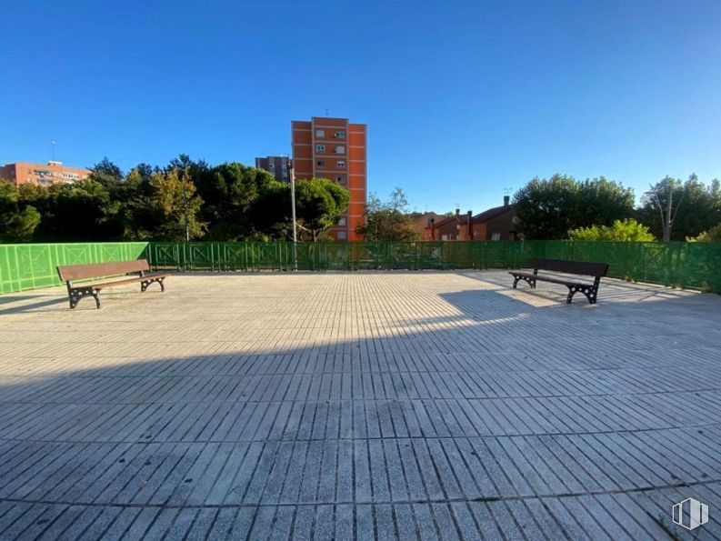 Local en venta en Casco urbano, Fuenlabrada, Madrid, 28945 con mesa de trabajo, edificio, cielo, propiedad, planta, nube, árbol, superficie de la carretera, arquitectura y diseño urbano alrededor