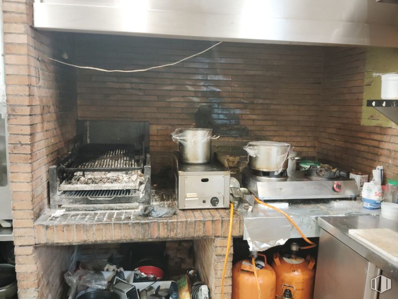 Retail for rent at Calle Luis Buñuel, Pozuelo de Alarcón, Madrid, 28223 with brick, food, brickwork, cooking, kitchen, cookware and bakeware, kitchen appliance, building material, countertop and kitchen stove around