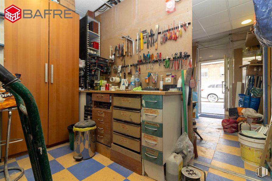 Local en venta en Calle San Raimundo, Tetuán, Madrid, 28039 con propiedad, ebanistería, interiorismo, estante, edificio, estantería, madera, cajón, pared y suelos alrededor