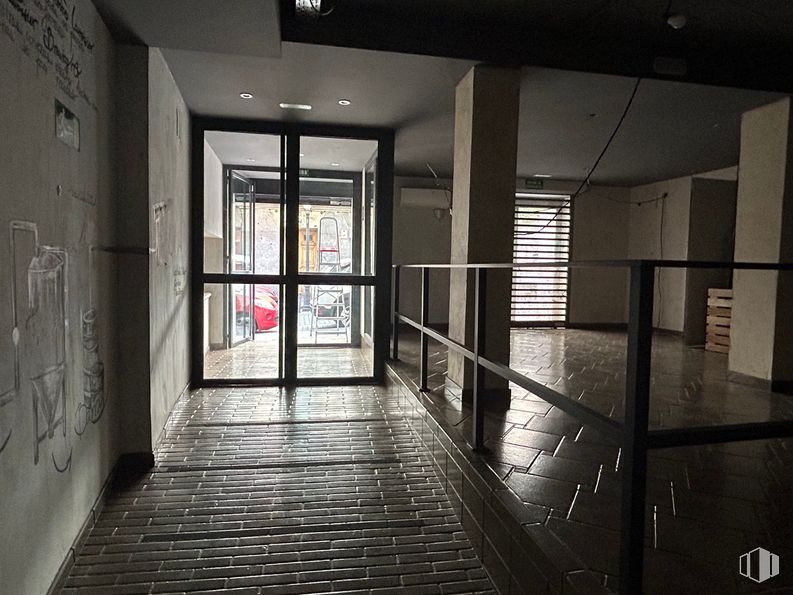 Retail for rent at Calle San Andrés, 38, Centro, Madrid, 28004 with door, window blind, property, fixture, hall, flooring, black-and-white, floor, wood and glass around