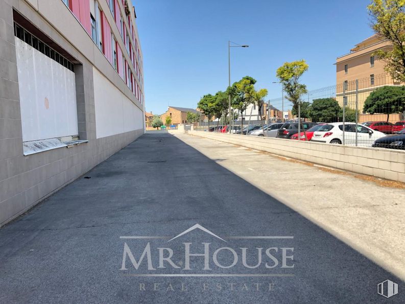 Local en alquiler y venta en Calle Planeta Urano, Parla, Madrid, 28980 con coche, edificio, ventana, propiedad, cielo, superficie de carretera, infraestructura, asfalto, luz de la calle y árbol alrededor