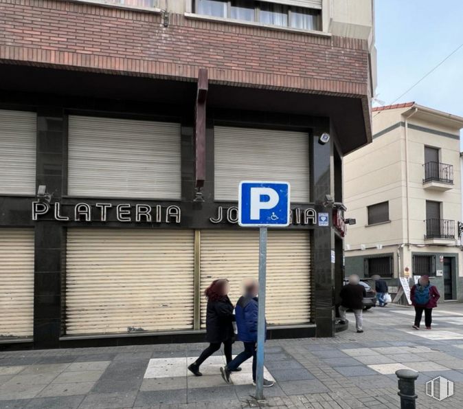 Local en alquiler en Calle Real, 24, Arganda del Rey, Madrid, 28500 con persona, edificio, ventana, superficie de la carretera, acera, barrio, cielo, carretera, ciudad y fachada alrededor