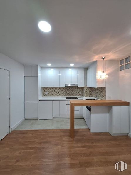 Oficina en alquiler en Calle Princesa, 3, Moncloa - Aravaca, Madrid, 28008 con lámpara, mesa, edificio, madera, casa, hall, interiorismo, suelos, suelo y línea alrededor