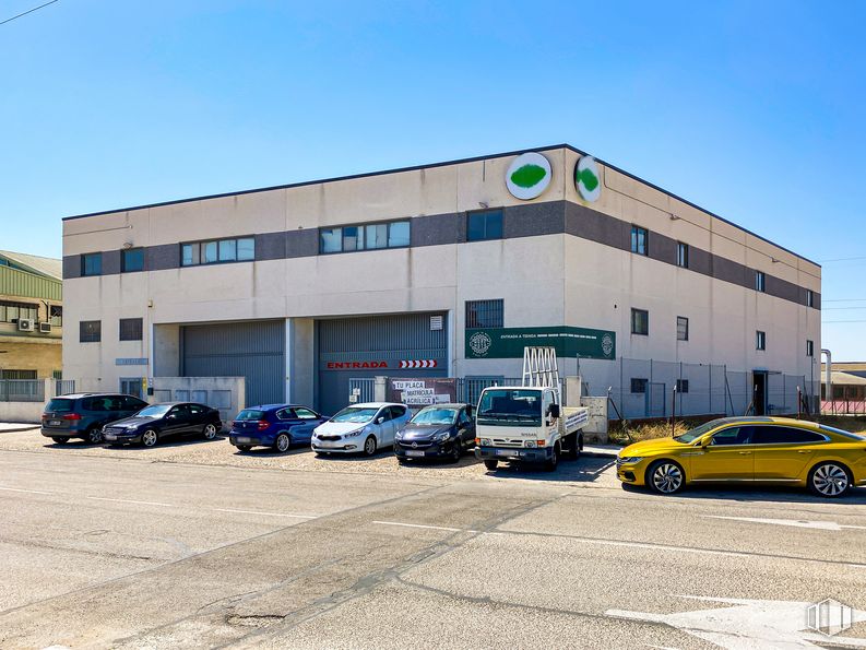 Nave en alquiler y venta en Calle Puerto Navafría, 31, Móstoles, Madrid, 28935 con coche, edificio, camión, luz de estacionamiento, rueda, neumático, cielo, vehículo, vehículo de motor y ventana alrededor