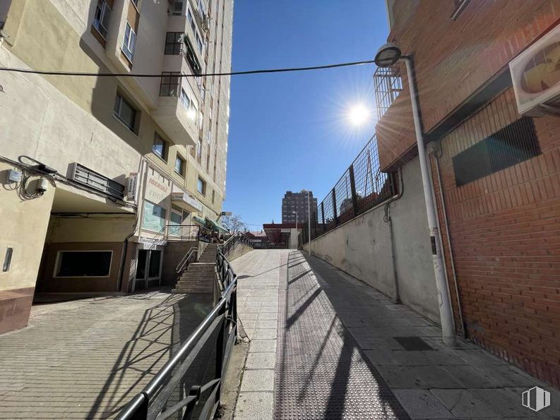 Retail for sale at Calle Río Mimbre, 9, Toledo, 45007 with building, sky, window, road surface, street light, wood, neighbourhood, tree, city and facade around