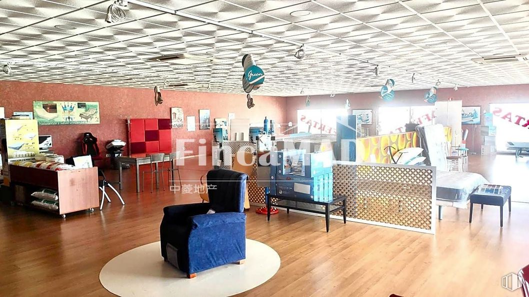 Retail for rent at Avenida Comunidades de Europa, Parla, Madrid, 28980 with chair, furniture, interior design, floor, flooring, leisure, event, automotive design, ceiling and art around