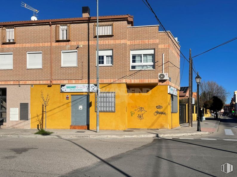 Local en venta en Avenida Circunvalación, Daganzo de Arriba, Madrid, 28814 con edificio, ventana, cielo, luz de la calle, asfalto, electricidad, superficie de carretera, árbol, pared y área residencial alrededor