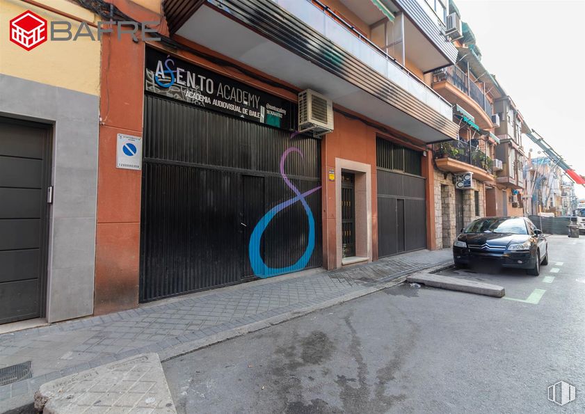 Retail for sale at Calle Isidra Jiménez, Usera, Madrid, 28026 with car, door, neighbourhood, sidewalk, family car, mid-size car, city car, compact car, full-size car and paint around