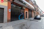 Local en venta en Calle Isidra Jiménez, Usera, Madrid, 28026 con coche, puerta, barrio, acera, coche familiar, coche mediano, coche urbano, coche compacto, coche grande y pintura alrededor