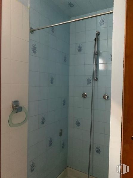 Retail for sale at Calle Ventura Rodríguez, 1, San Lorenzo de El Escorial, Madrid, 28200 with toilet, plumbing fixture, fixture, shower, shower door, bathroom, door, household hardware, floor and plumbing around