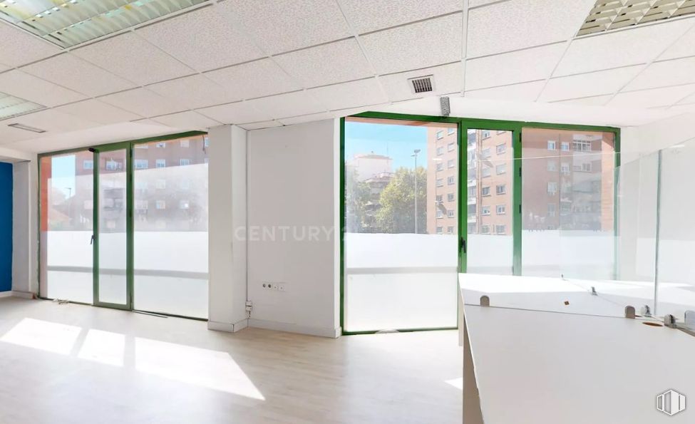 Oficina en alquiler y venta en Calle Vía Complutense, 3, Alcalá de Henares, Madrid, 28807 con edificio, ventana, accesorio, suelo, exterior del automóvil, suelos, puerta, vidrio, sombra y fachada alrededor