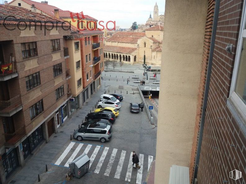 Oficina en alquiler en Calle del Escultor Marinas, 3, Segovia, 40002 con edificio, luz de estacionamiento automotriz, neumático, coche, vehículo terrestre, vehículo, ventana, rueda, propiedad y infraestructura alrededor