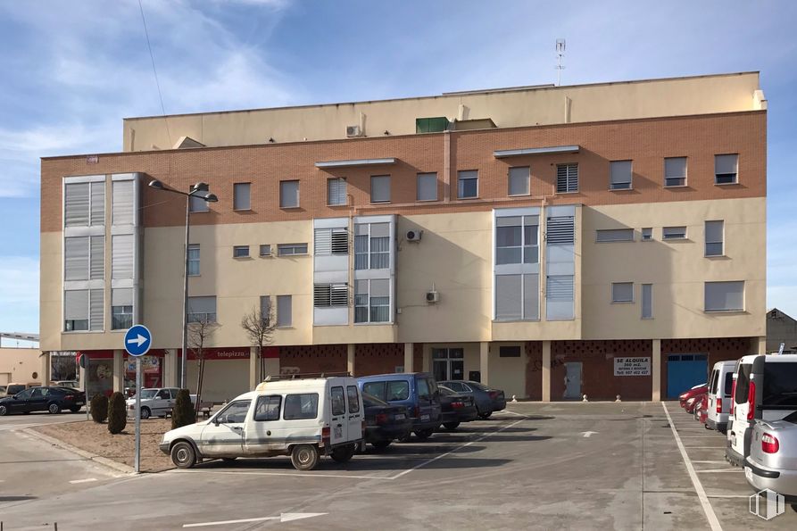 Retail for sale & for rent at Avenida Jardines de la Estación, 2, Quintanar de la Orden, Toledo, 45800 with van, building, automotive parking light, land vehicle, cloud, sky, car, wheel, vehicle and tire around