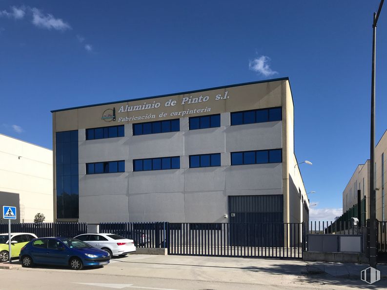 Nave en venta en Parque Empresarial Carpetania, Getafe, Madrid, 28906 con coche, edificio, luz de estacionamiento, neumático, cielo, rueda, nube, durante el día, vehículo y luz de la calle alrededor