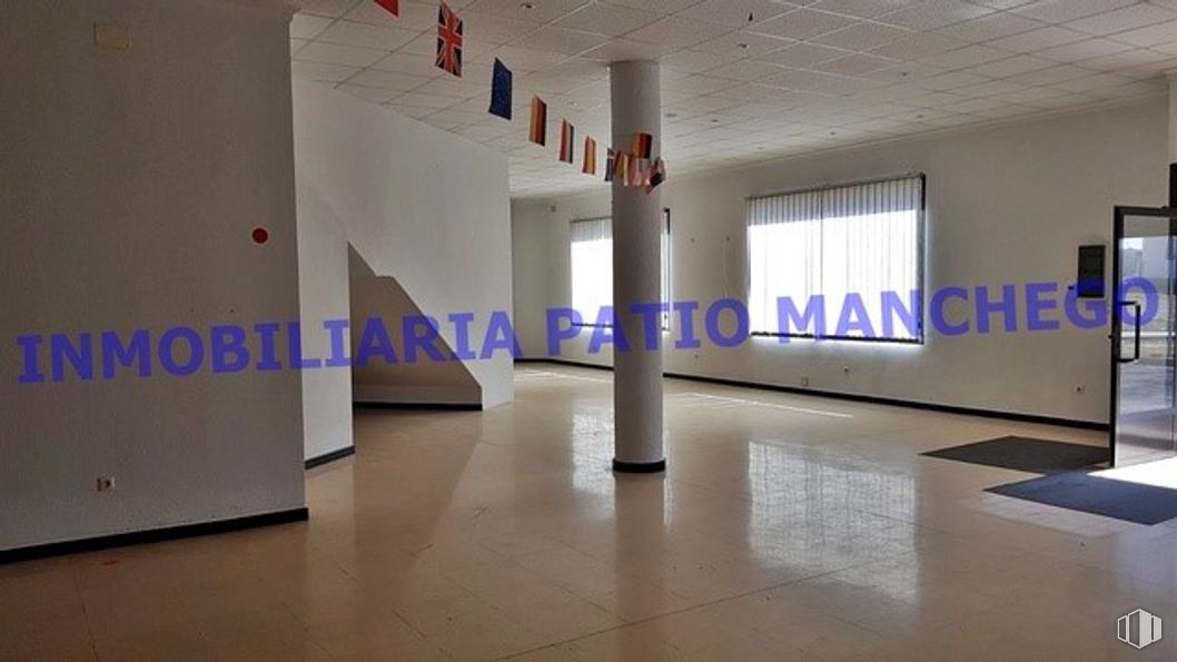 Retail for rent at Calle Santa Cristina, Mora, Toledo, 45400 with window, property, building, interior design, fixture, floor, flooring, wall, material property and hall around