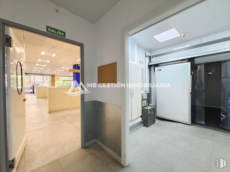 Local en alquiler en Calle Portugal, Fuenlabrada, Madrid, 28942 con puerta, edificio, accesorio, casa, interiorismo, suelo, suelos, vidrio, puerta del vehículo y techo alrededor