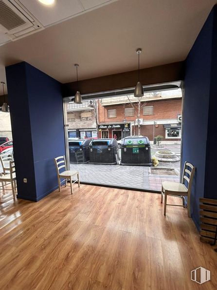 Local en alquiler en Calle Padilla, Salamanca, Madrid, 28006 con silla, persona, lámpara, alumbrado, neumático, rueda, edificio, vehículo, coche y madera alrededor