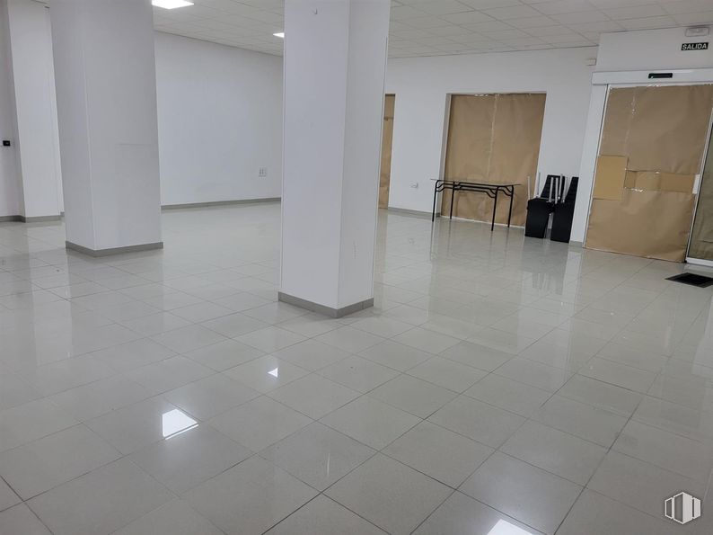 Retail for rent at Calle San Pascual, Aranjuez, Madrid, 28300 with floor, flooring, ceiling, interior design, tile flooring, composite material, tile, hall, silver and glass around