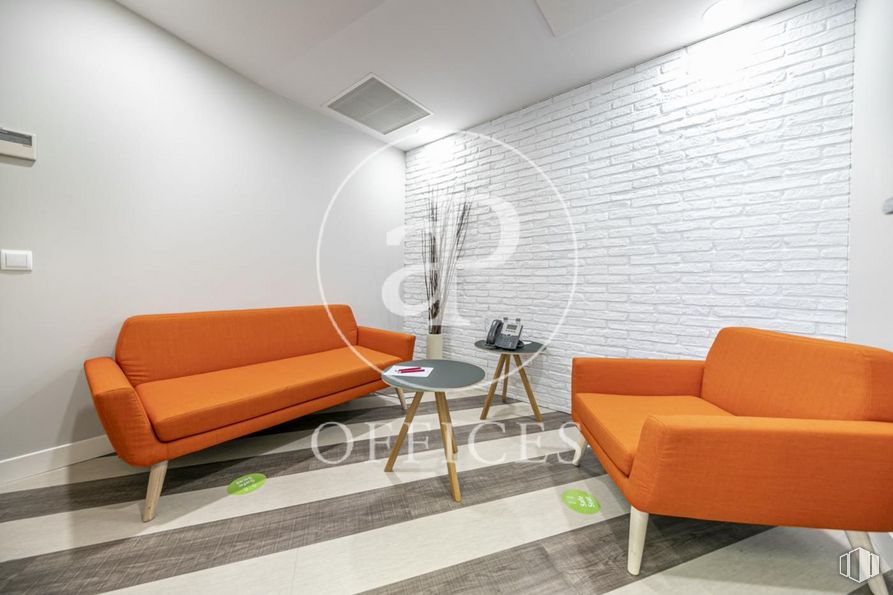 Oficina en alquiler en Edificio Cuzco IV, Paseo Castellana, 141, Tetuán, Madrid, 28046 con sofá, mesa, mueble, confort, sala de estar, interiorismo, suelos, rectángulo, diseño automovilístico y madera alrededor