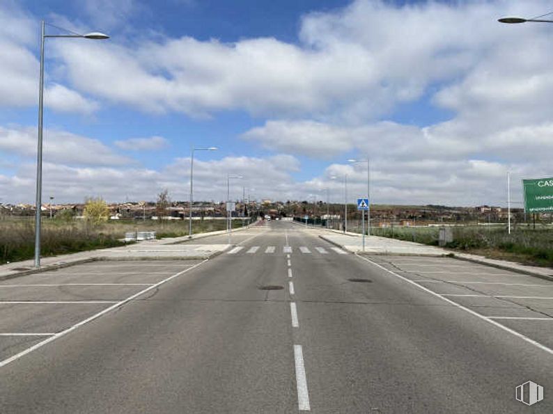 Land for sale at Calle Ciencias, 10, Cabanillas del Campo, Guadalajara, 19171 with street light, cloud, sky, daytime, road surface, asphalt, land lot, thoroughfare, residential area and building around