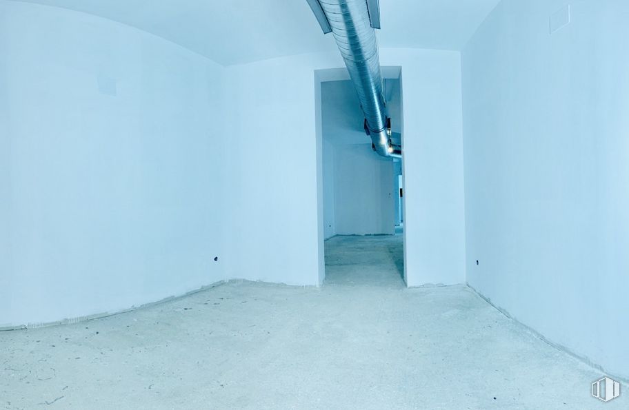 Retail for sale at Calle Valverde, 20, Centro, Madrid, 28004 with fixture, floor, wood, paint, flooring, door, composite material, handle, electric blue and plaster around