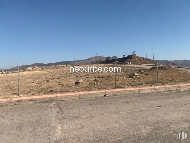 Land for sale at Calle Puente Pasil, El Tiemblo, Ávila, 05270 with sky, street light, road surface, asphalt, land lot, slope, plain, thoroughfare, road and landscape around