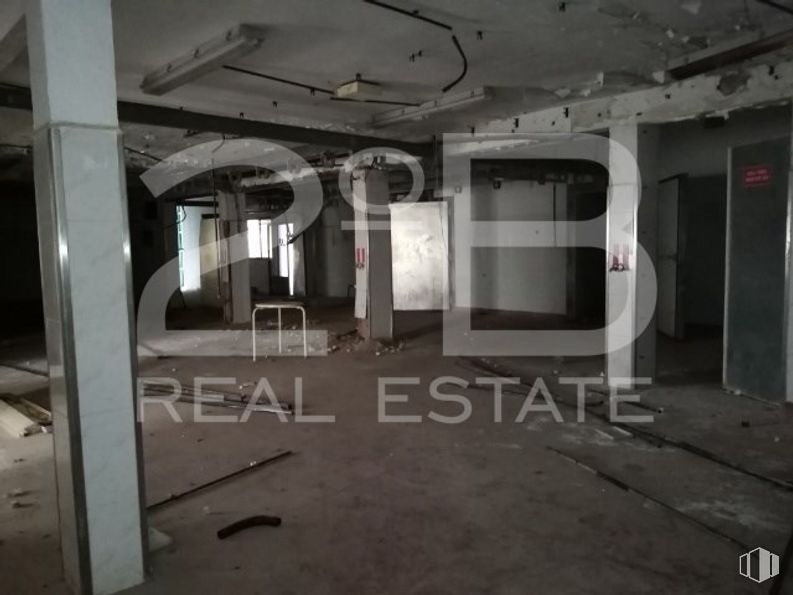 Industrial for sale at Casco urbano, La Puebla de Almoradiel, Toledo, 45840 with fixture, floor, flooring, gas, composite material, aluminium, ceiling, city, parking and monochrome around