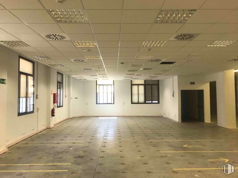 Nave en alquiler en Zona Fuencarral - El Pardo, Fuencarral - El Pardo, Madrid, 28034 con ventana, lámpara, accesorio, hall, suelo, línea, suelos, techo, madera y espacio alrededor