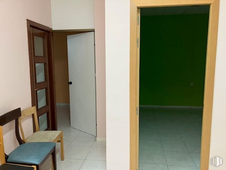 Oficina en venta en Calle Cercedilla, Collado Villalba, Madrid, 28400 con silla, puerta, accesorio, madera, suelo, suelos, asa, puerta de casa, exterior del automóvil y tintes y matices alrededor