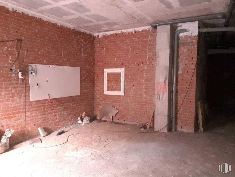 Retail for sale at Calle Fuenlabrada, Carabanchel, Madrid, 28019 with building, property, wood, interior design, flooring, floor, brick, brickwork, building material and real estate around