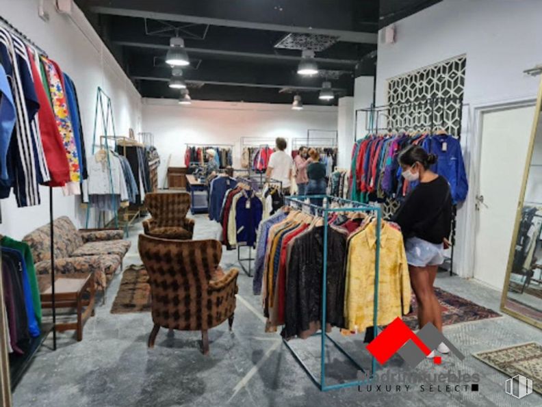 Retail for sale at Calle Arganzuela, Centro, Madrid, 28005 with chair, person, top, dress, floor, retail, flooring, fashion design, shopping and city around