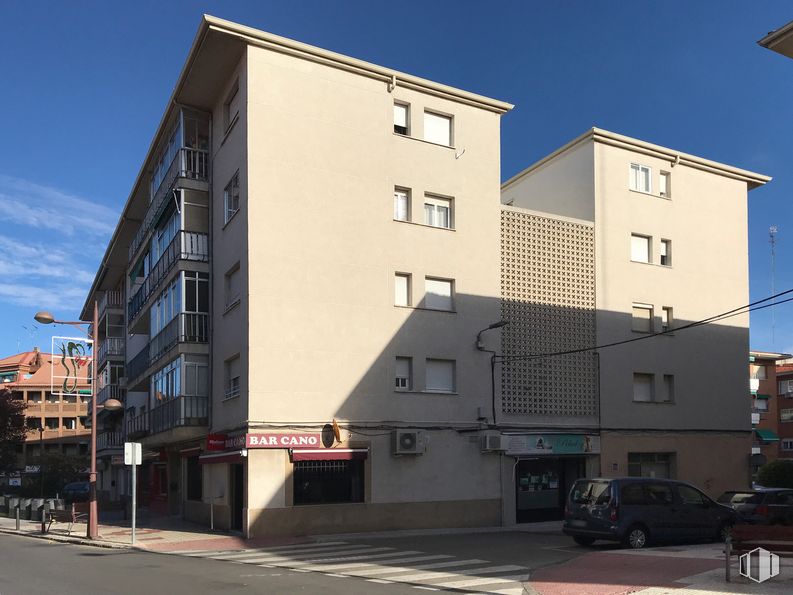 Retail for rent at Avenida Guadalajara, 13, Azuqueca de Henares, Guadalajara, 19200 with car, building, sky, property, window, street light, fixture, house, urban design and neighbourhood around