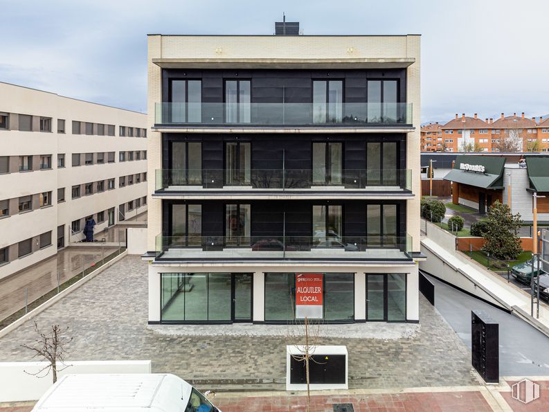 Retail for rent at Zona Los Valles, Collado Villalba, Madrid, 28400 with building, window, sky, property, tower block, urban design, neighbourhood, condominium, residential area and facade around