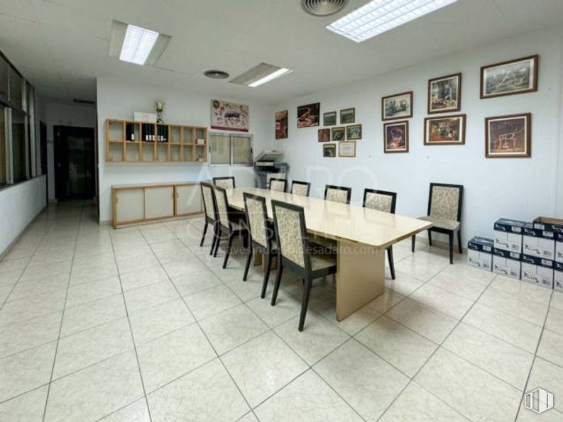 Nave en alquiler y venta en Polígono industrial Urtinsa, Leganés, Madrid, 28917 con mesa de cocina y comedor, silla, mesa, marco, alumbrado, suelo, suelos, planta de interior, techo y ciudad alrededor