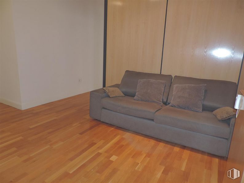 Oficina en alquiler en Calle García de Paredes, Chamberí, Madrid, 28010 con sofá, marrón, confort, madera, sofá estudio, suelos, tinte para madera, beige, suelo laminado y sala de estar alrededor