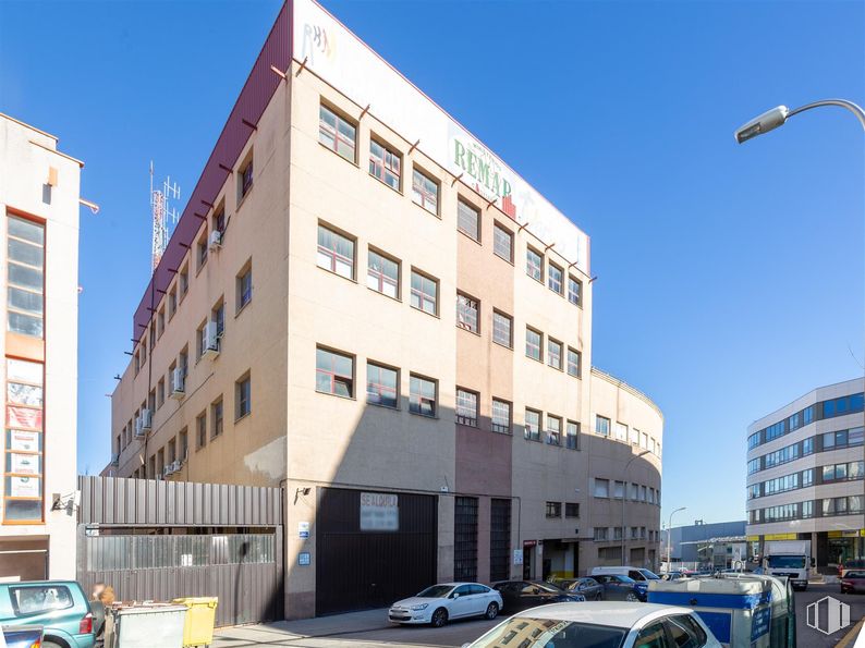 Industrial for rent at Calle Secoya, 18, Carabanchel, Madrid, 28054 with car, building, street light, facade, urban design, commercial building, composite material, metropolitan area, mixed-use and engineering around