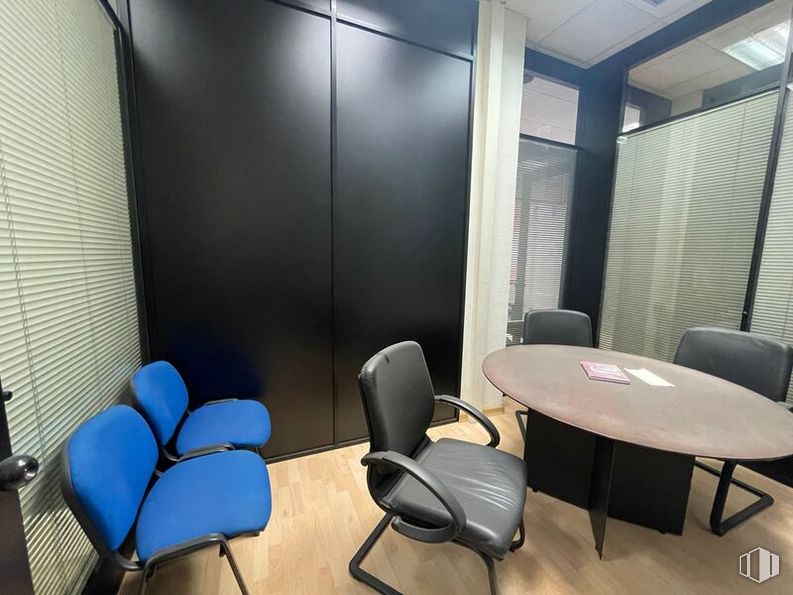 Oficina en venta en Zona Gaztambide, Chamberí, Madrid, 28015 con silla, mesa, persiana de la ventana, mueble, accesorio, interiorismo, suelos, suelo, inmobiliario y edificio alrededor