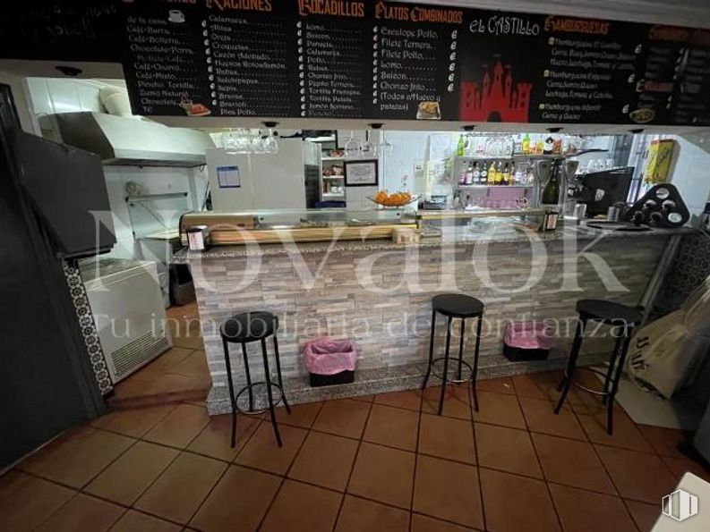 Retail for rent at Zona Norte - Universidad, Móstoles, Madrid, 28933 with stool, chair, menu, furniture, interior design, flooring, floor, table, kitchen appliance and kitchen around