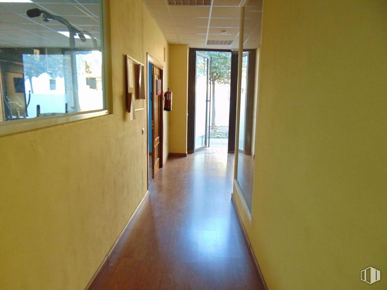 Retail for sale & for rent at Avenida Pablo Garnica, 39, Alcaudete de la Jara, Toledo, 45662 with mirror, picture frame, fixture, hall, wood, door, building, flooring, floor and window around