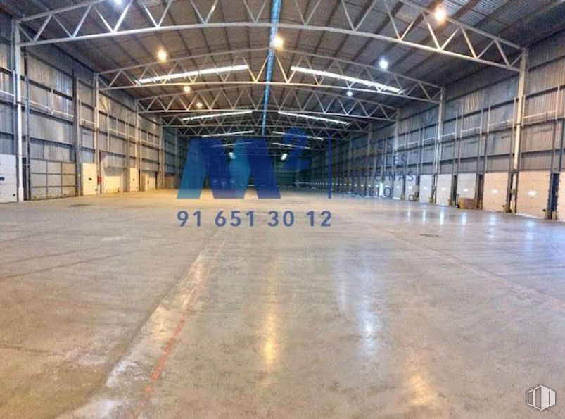 Nave en alquiler en Zona Industrial Alcalá, Alcalá de Henares, Madrid, 28806 con edificio, madera, pasillo, piso, suelo, casa de campo, simetría, hormigón, superficie de la carretera y ciudad alrededor