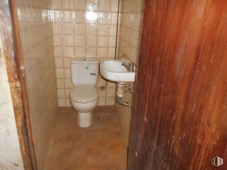 Retail for sale at Travesía Dos de Mayo, Arenas de San Pedro, Ávila, 05400 with toilet, sink, door, brown, toilet seat, bathroom, fixture, purple, wood and flooring around