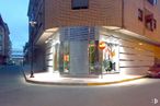 Retail for sale at Zona Centro, Arévalo, Ávila, 05200 with building, window, car, land vehicle, automotive lighting, automotive exterior, residential area, gas, commercial building and tints and shades around