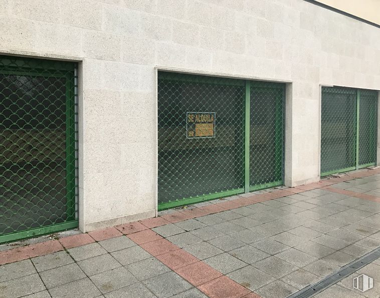 Retail for sale at Calle Marqués de Santillana, 28, Moralzarzal, Madrid, 28411 with door, window, road surface, fixture, brickwork, rectangle, brick, asphalt, shade and mesh around