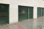 Retail for sale at Calle Marqués de Santillana, 28, Moralzarzal, Madrid, 28411 with door, window, road surface, fixture, brickwork, rectangle, brick, asphalt, shade and mesh around