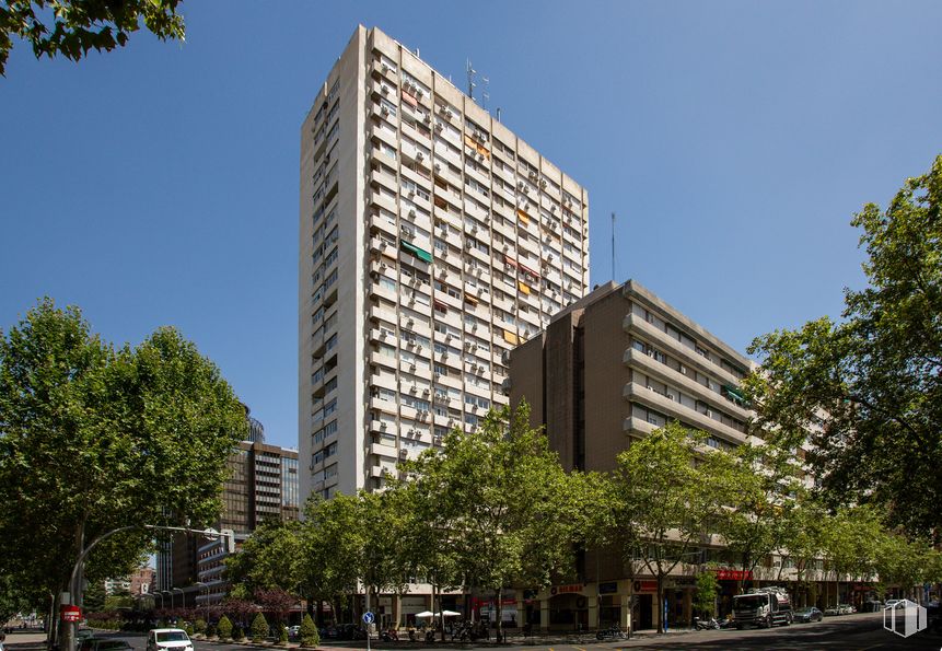 Local en alquiler en Avenida General Perón, 32, Tetuán, Madrid, 28020 con edificio, cielo, día, rascacielos, infraestructura, coche, árbol, bloque de torre, arquitectura y diseño urbano alrededor