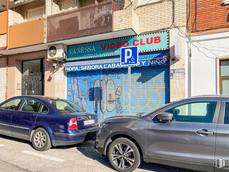 Local en venta en Calle San Silvestre, 4, Carabanchel, Madrid, 28019 con rueda, coche, ventana, neumático, luz de estacionamiento automotriz, vehículo terrestre, vehículo, luz trasera y de freno automotriz, neumático automotriz y azul alrededor